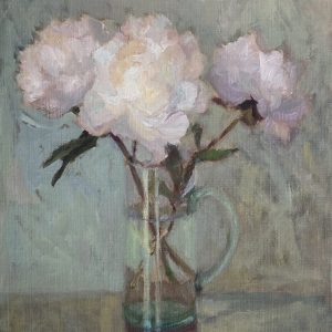 Witte pioenen in glazen vaas