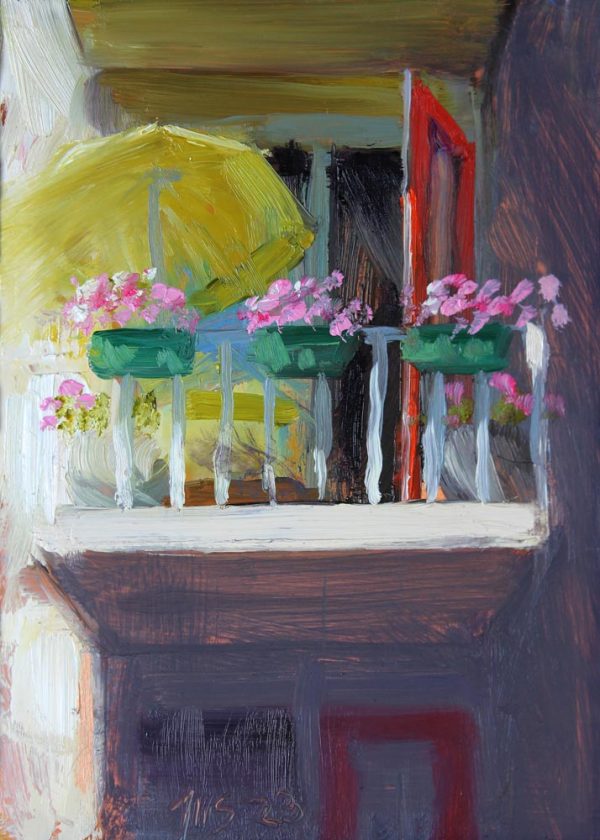 Balkon met groene parasol