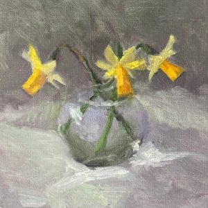 Narcissen in een bol vaasje is een prachtig stilleven gemaakt door kunstenaar Barbara van Haaften